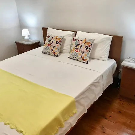 Sublime Yellow Bedroom リスボン