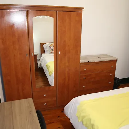 Sublime Yellow Bedroom ホームステイ